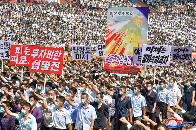 北朝鮮の平壌で米国を非難する大衆集会に参加する人々。（ロイター）