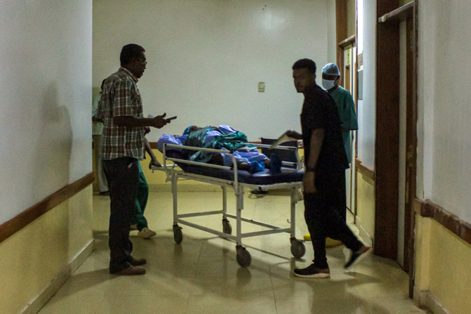 車輪付き担架で運ばれる患者。対立する二人の将軍の軍隊の間の戦闘が続く2023年5月25日、スーダン中東部のアル・ジャジーラ州の州都ワド・メダニにあるメダニ心臓センター病院。（AFP）