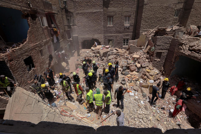 2023年7月17日、エジプト、カイロのハデク・アルクバ地区で、倒壊により数人が死亡した5階建てアパートの瓦礫の中から生存者を捜索するエジプトの緊急援助隊救助チーム。（ロイター）