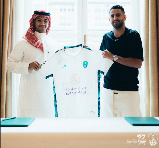 アルジェリア代表FWリヤド・マフレズは、2023年7月28日にサウジアラビアのサッカークラブ、アル・アハリでプレーする新契約にサインし、マンチェスター・シティを後にした。(Twitter/@ALAHLI_FCEN)