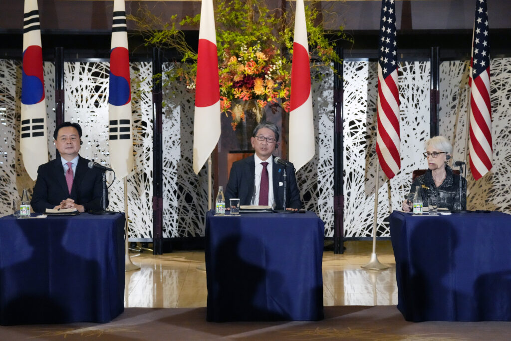 日米韓は来月１８日を軸に米国で首脳会談を開く方向で調整中 (AFP). 