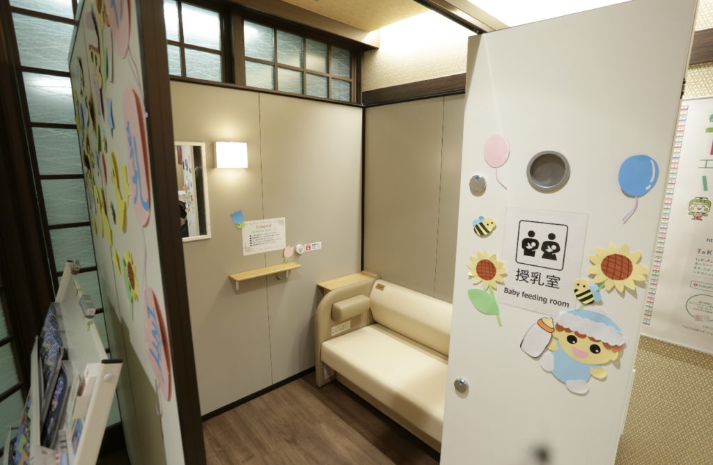東京都交通局が管理する東京大江戸線の母親が授乳できる個室（ANJ／ピエール・ブティエ）