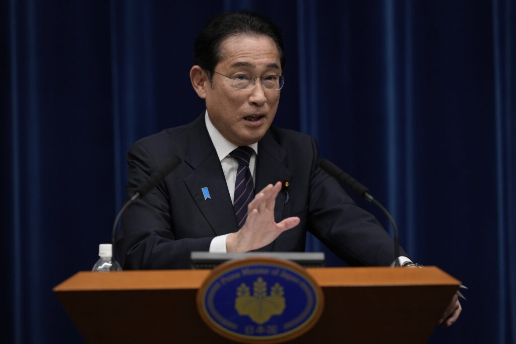 首相は7月16日に東京からジェッダに向かい、同日には日・サウジアラビア首脳会談などに出席。(AFP)