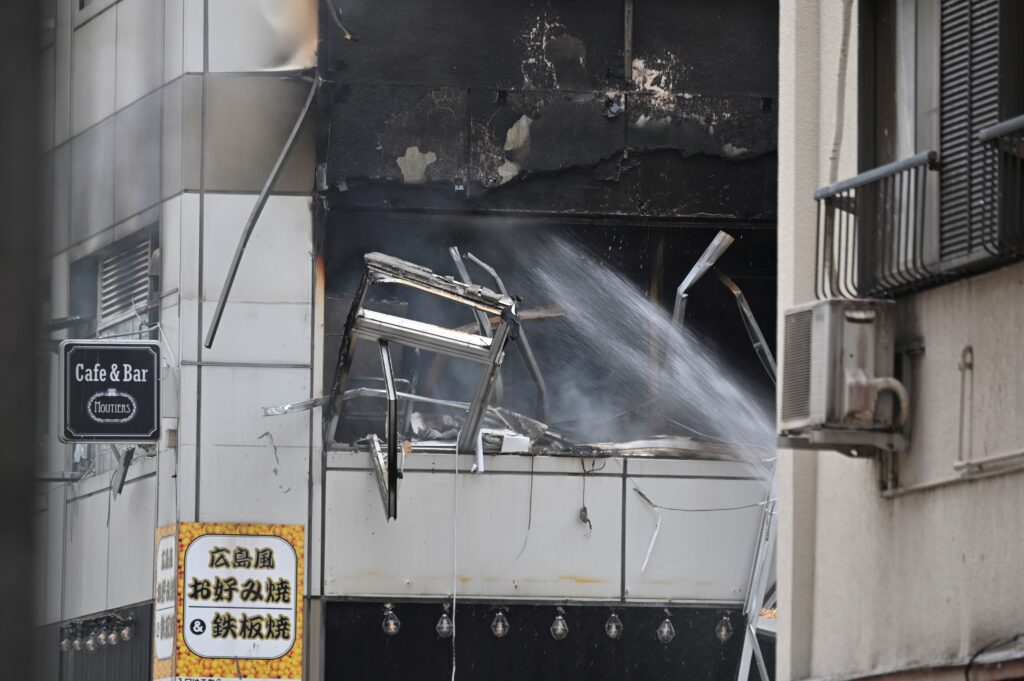 現場はＪＲ新橋駅から西に約３００メートルの雑居ビルが立ち並ぶ繁華街の一角。(AFP)