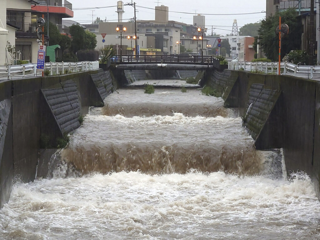 九州南西部北部や中国西部地方西部では、季節前線による大雨が断続的に降り続いた。 （AFP）