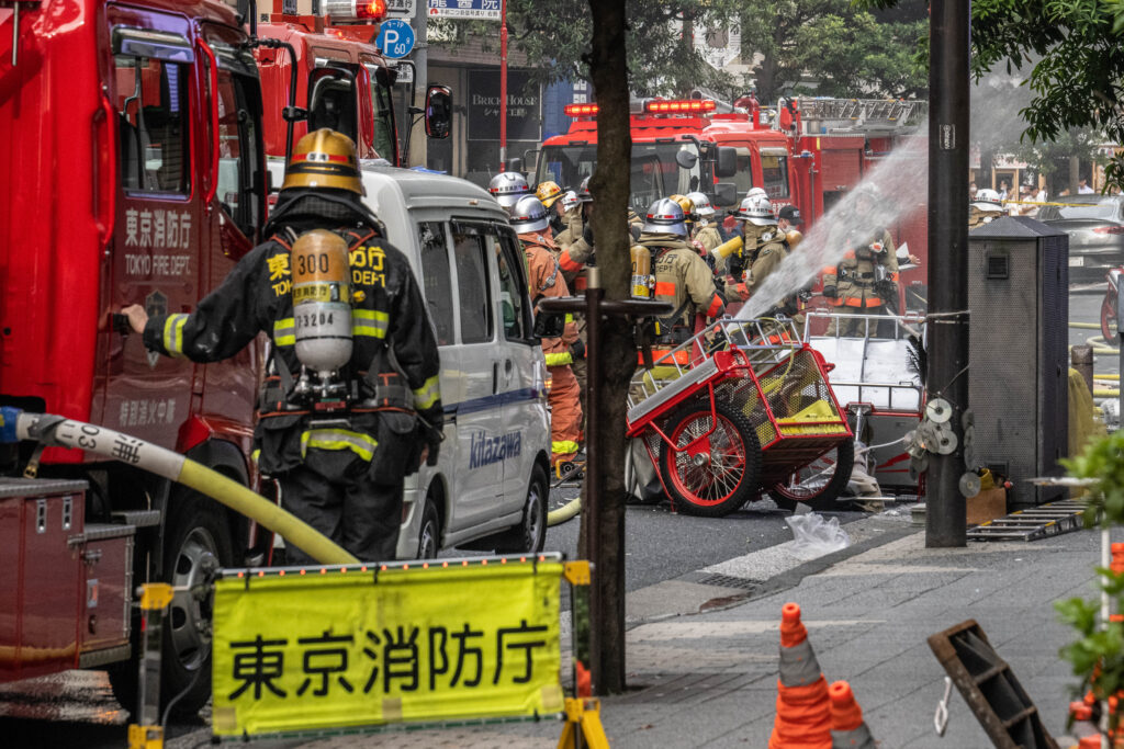 現場はＪＲ新橋駅から西に約３００メートルの雑居ビルが立ち並ぶ繁華街の一角。(AFP)