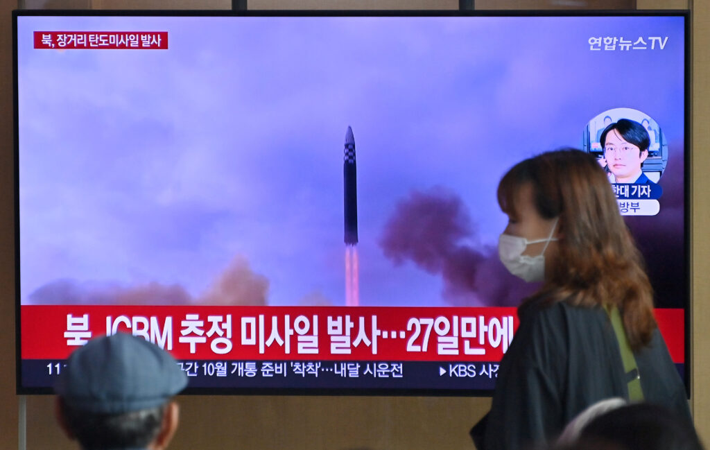 松野博一官房長官は記者会見で、ミサイル発射を受け、北京の大使館ルートを通じて北朝鮮に抗議したと明らかにした。(AFP)