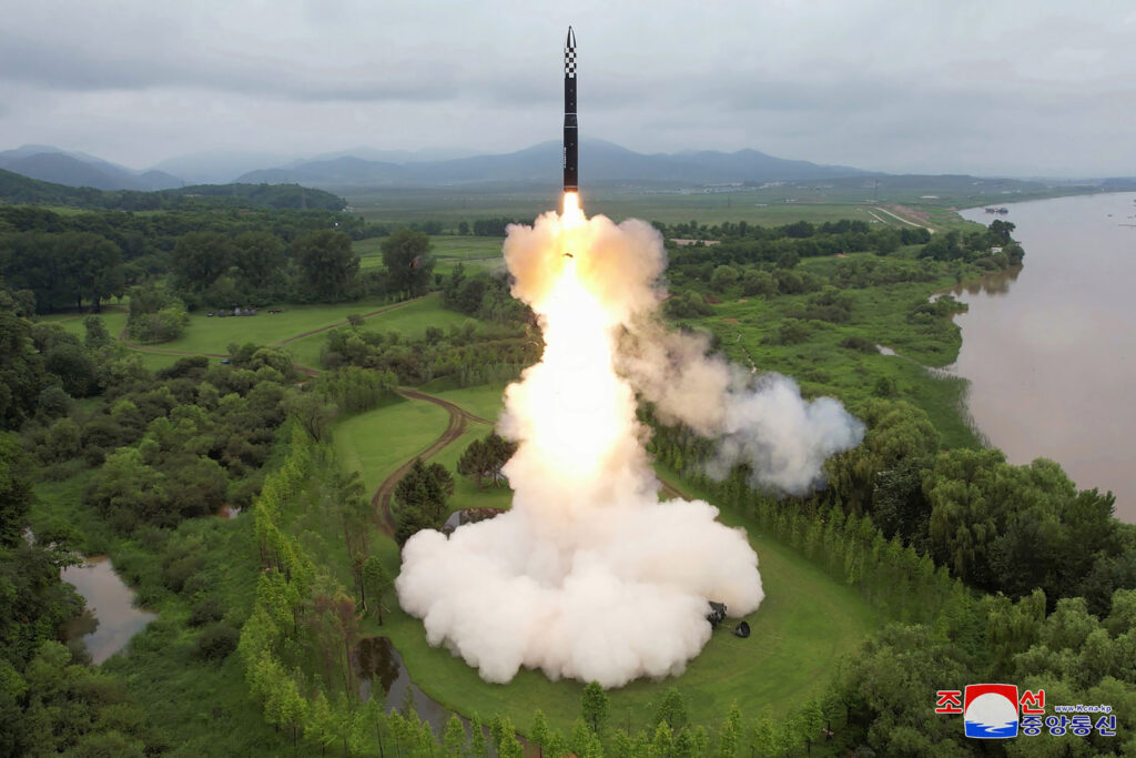松野博一官房長官は１３日の記者会見で、北朝鮮が１２日に発射したミサイルについて、４月１３日に発射された固体燃料式の新型大陸間弾道ミサイル（ＩＣＢＭ）級と同型のものと推定していると明らかにした。 (AFP)