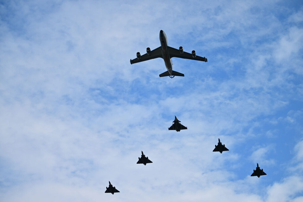 空自によると、訓練には仏空軍からラファール２機とＡ４００Ｍ輸送機など４機１２０人が参加。(AFP)