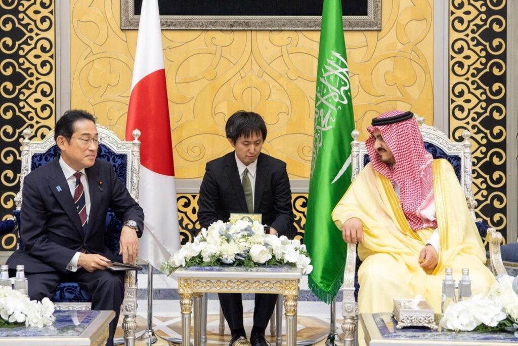 日本とサウジアラビアの結びつきは、ビジョンと相互関係、国際関係に関する調整ができたことで、今までで最強のものになった。(AFP)