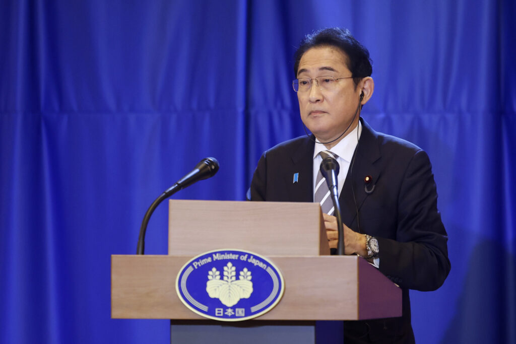 カタールでの記者会見で通訳に耳を傾ける岸田文雄首相（2023年7月18日）。(AFP)