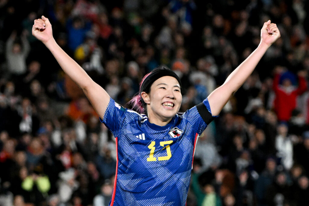 日本代表のMF遠藤淳（背番号13）がチームの4点目のゴールを喜ぶ。（AFP）