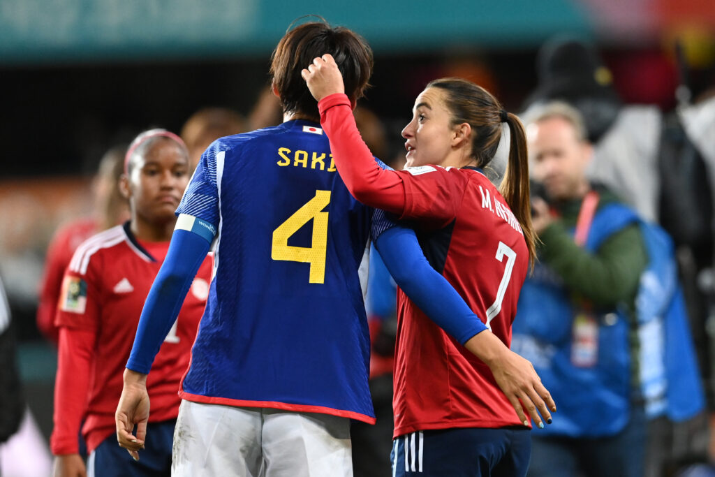試合後、コスタリカ代表MF#07メリッサ・エレーラ(右)と話す日本代表DF#04熊谷紗希(左)。(AFP).