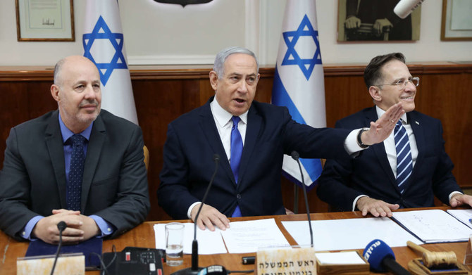 イスラエルのベンヤミン・ネタニヤフ首相（中央）、閣僚のツァヒ・ブレイバマン氏（右）、イスラエルのツァヒ・ハネグビ地域協力大臣（左）は、エルサレムの首相官邸で毎週の閣僚会議に出席した。（AFP資料写真）