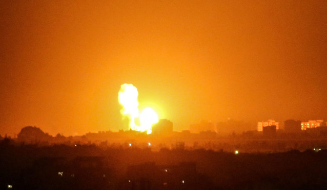 イスラエル軍の戦闘機が上空から空爆を行ったガザ地区ハーンユーニスでは煙と炎が上がっている。（AFP資料写真）