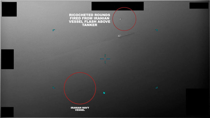 オマーン沖でバハマ船籍の「リッチモンド・ボイジャー」を拿捕しようとして、イラン海軍艦艇が小火器や銃器で複数回発砲している様子が映された写真。 （米国国防総省/AFP）