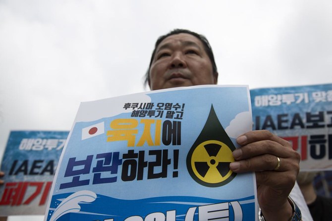 上：日本の福島放射能汚染水処理に反対する韓国のデモ参加者。(EPA)