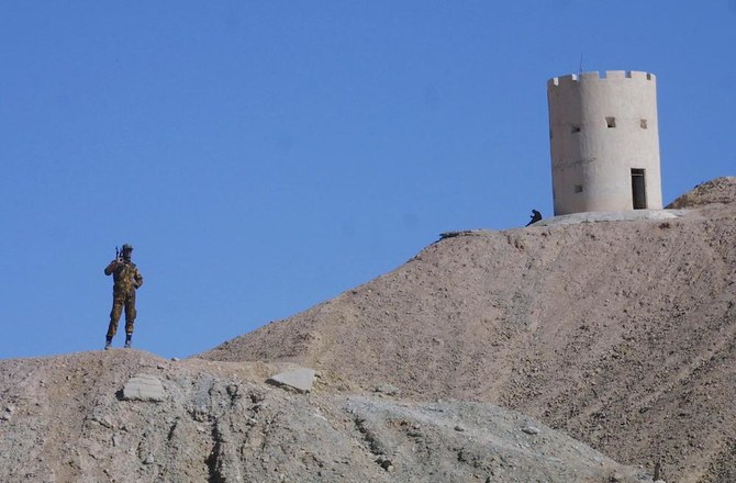 軍の駐屯地で監視に立つイランの兵士。2023年7月8日、南東部スィスターン・バルーチェスターン州のパキスタンとの国境付近。（AFPファイル写真）