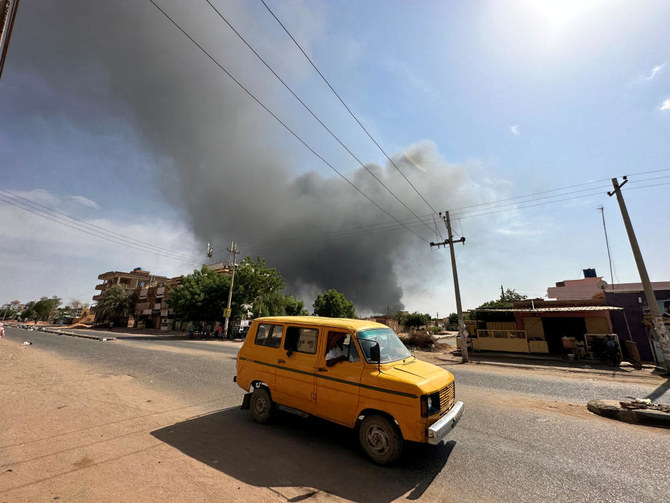 スーダンのオムドゥルマンで国軍と準軍事組織の即応支援部隊が衝突し、煙が上がった。（ロイター）