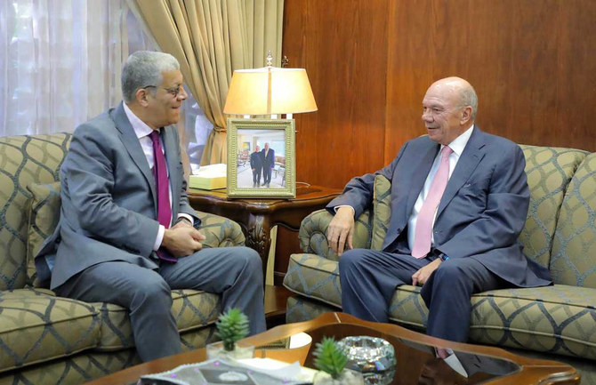 ヨルダン上院議長のファイサル・ファイズ氏とアルジェリアのアブドゥルカリム・ベハ駐ヨルダン大使。（ペトラ）