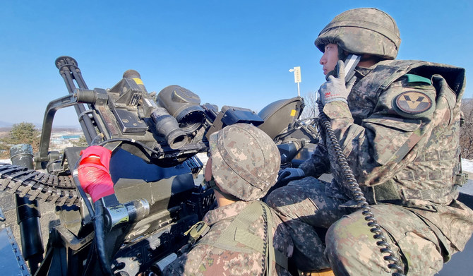 20mmバルカン砲を装備し、韓国・楊州で対ドローン訓練に参加する韓国軍兵士（2022年12月29日、韓国国防省提供の資料写真）。(REUTERS)