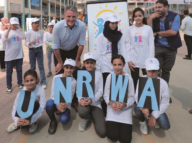 2023年7月9日、ガザで開催されたガザ・サマー・ファン・ウィークスの初日、参加者とともに参加するトーマス・ホワイトUNRWAガザ事務所長。(UNRWA）。