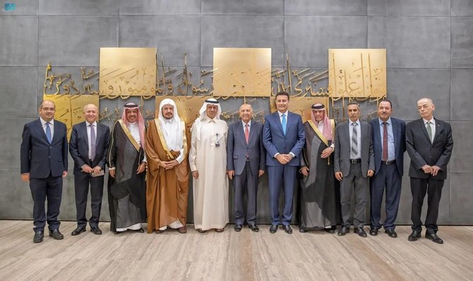 リヤドでヨルダン国会議長のアフメド・アル・サファディ氏および政府関係者らと写真撮影を行うサウジアラビアエネルギー大臣のアブドルアジーズ・ビン・サルマン王子。（SPA）