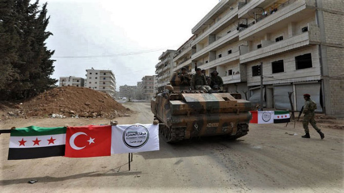 トルコが支援する民兵組織のメンバーが、クルド人が住人の半数以上を占めるシリアの都市アフリンをパトロールしている。（AFP通信/ファイル）