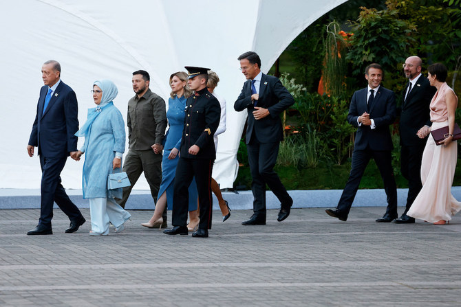 2023年7月11日、リトアニア・ビリニュスの大統領官邸にて、NATO首脳会議中の晩餐会に先立ち、歩くトルコのエルドアン大統領、エミーヌ・エルドアン大統領夫人、ウクライナのヴォロディミル・ゼレンスキー大統領、オレナ・ゼレンスカ夫人、オランダのマーク・ルッテ首相、フランスのエマニュエル・マクロン大統領、シャルル・ミシェル欧州理事会議長とパートナーのアメリー・デルボーデンギエン夫人。(ロイター）