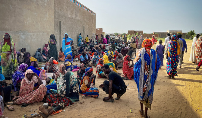戦争で負傷し、西ダルフール州から逃れてきた人々を治療している国境なき医師団（MSF）チームのもとに集まるスーダン難民たち。2023年6月16日、チャドのアドレ病院。（ロイター）