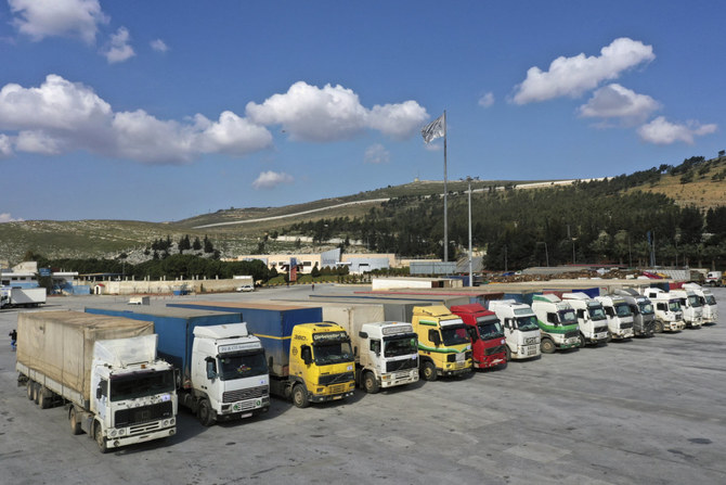 2023年2月10日、大地震に見舞われたシリアへの国連の人道援助を積んだトラックが、シリアのイドリブ県にあり、トルコに通じるバブ・アル・ハワ国境検問所に停車している。（AP通信写真/資料）