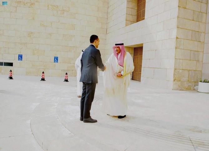 サウジアラビアのワリード・エル＝クライジ外務副大臣とEUのルイジ・ディ・マイオ湾岸地域特別代表。（SPA）