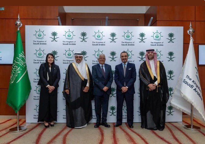 サウジ公共交通局局長で運輸物流副大臣のルマイフ・アル・ルマイフ博士は、サウジアラビアは2030年までに世界銀行の「物流パフォーマンス指標」の上位10ヶ国に入ることを目指すと述べた。(SPA)