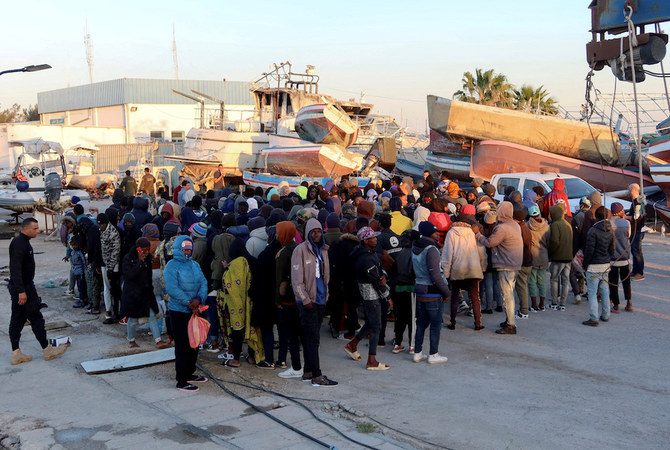 チュニジアの港湾都市スファックスでは緊張が高まっており、アフリカ大陸の問題を抱えた他地域から到着した人々の追放を住民たちが求めている。（ロイター通信）