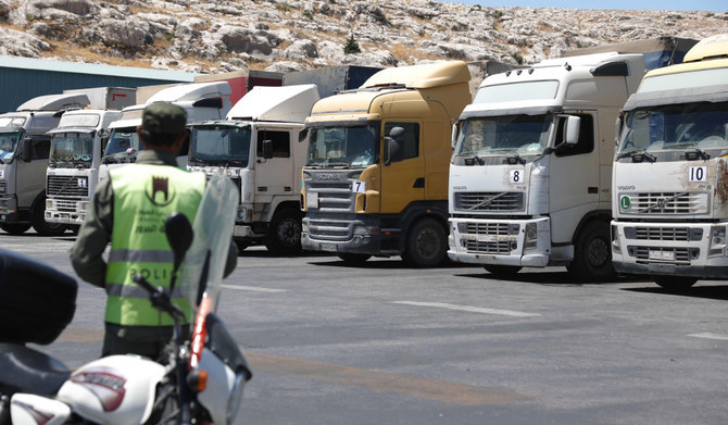 2023年7月10日、トルコに面したシリアのバブ・アル・ハワ国境を越えた後で人道支援物資を運ぶトラックの車列が駐車している様子が目撃された。（AFP通信）