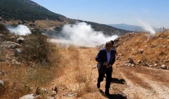 シェバー・ファームズの境界を訪れた集団に対してイスラエル軍が発煙弾・催涙弾を発射したために軽い火傷を負ったレバノンのカッセム・ハシェム議員と数人のジャーナリストを撮影した動画からのキャプチャー画像。（ツイッター）