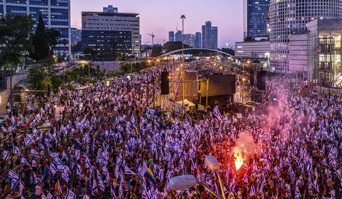 イスラエルのテルアビブにて、イスラエル国民はベンヤミン・ネタニヤフ首相と彼が率いる国家主義連立政権の司法改革への反対デモに参加している（2023年7月15日撮影）。（ロイター通信）