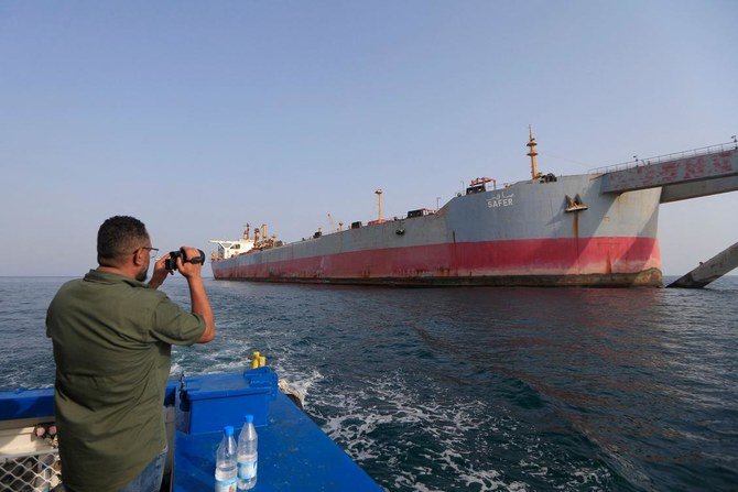 2023年7月15日、イエメン西部の紅海に面した都市ホデイダの沖合に係留されているイエメンの老朽化した石油タンカー「FSOセイファー号」の写真を撮る男性。（AFP）
