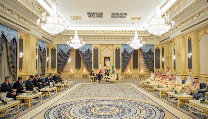 サウジアラビアのムハンマド・ビン・サルマン皇太子は日曜日、ジェッダのアル・サラーム宮殿で岸田文雄首相を出迎えた。(SPA)
