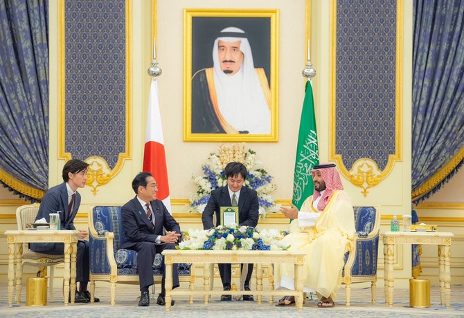サウジアラビアのムハンマド・ビン・サルマン皇太子は日曜日、ジェッダのアル・サラーム宮殿で岸田文雄首相を出迎えた。(SPA)