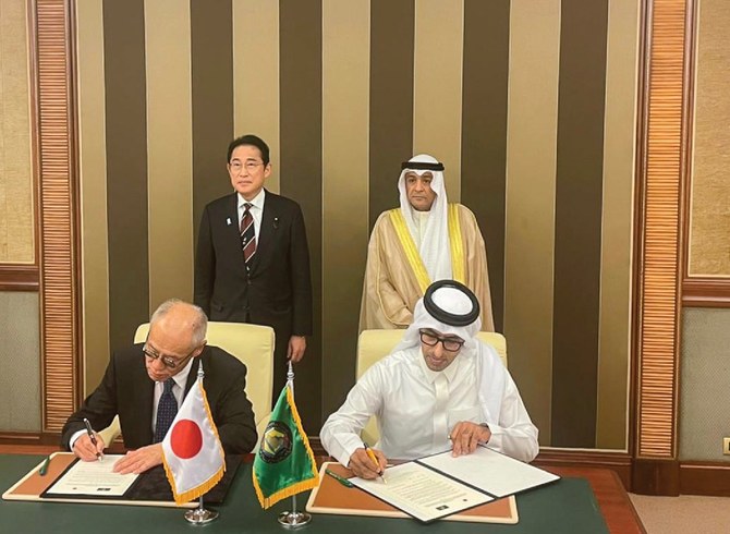 GCCと日本は、自由貿易協定に関する交渉を再開する合意書に署名した。(ツイッター/@jasemalbudaiwi)