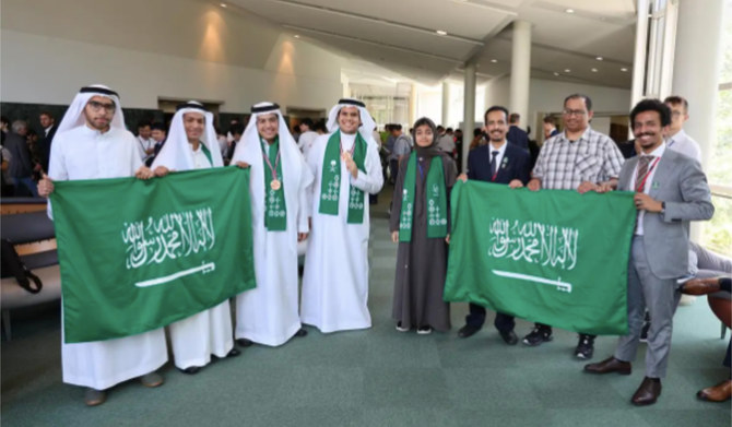 サウジアラビアのチームは、日本で開催された国際物理オリンピック大会において3つの賞を受賞し、素晴らしい成績を収めた。