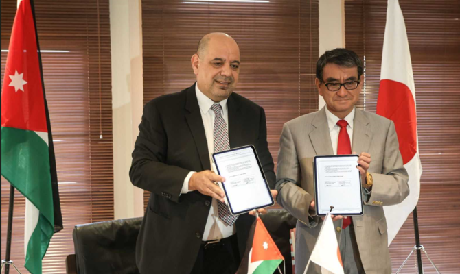 2023年7月18日、覚書に署名したヨルダンのアフメド・ハナーニデ・デジタル経済・起業大臣と河野太郎デジタル大臣。（Petra）