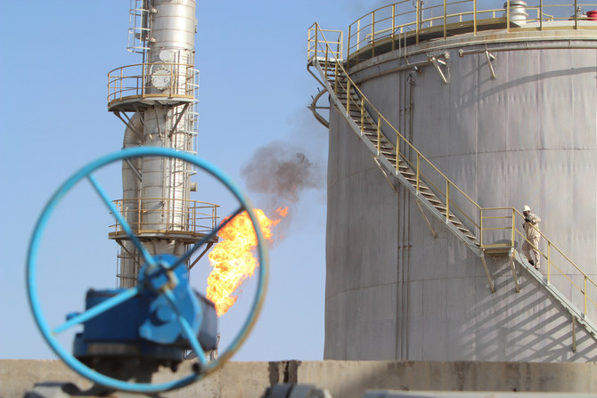 イラクのバグダッド南部、メイサン市で操業中のバゼルカン油田。（シャッターストック）