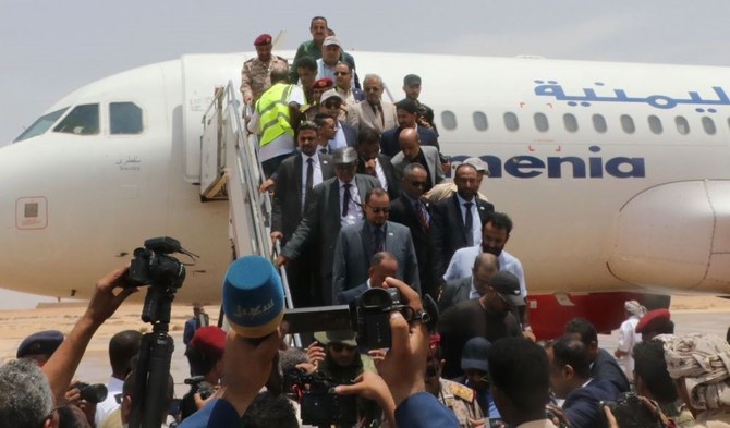 アル・ガイダ空港でイエメン航空機から降りる乗客。（SPA）