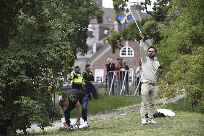 2023年7月20日木曜日、ストックホルムのイラク大使館前でスウェーデンの国旗を振る抗議者サルワン・モミカ氏。（AP通信がスウェーデン通信から引用）
