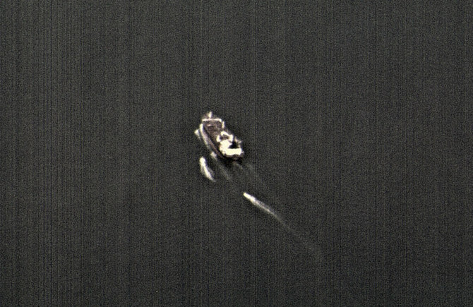 2023年6月4日に米海軍ボーイングP-8ポセイドンが撮影した監視ビデオから取り出されたこの静止画像には、ホルムズ海峡にいる商船の近くに、イラン革命防衛隊の高速攻撃船3隻が映っている。（米海軍、AP 経由、ファイル）