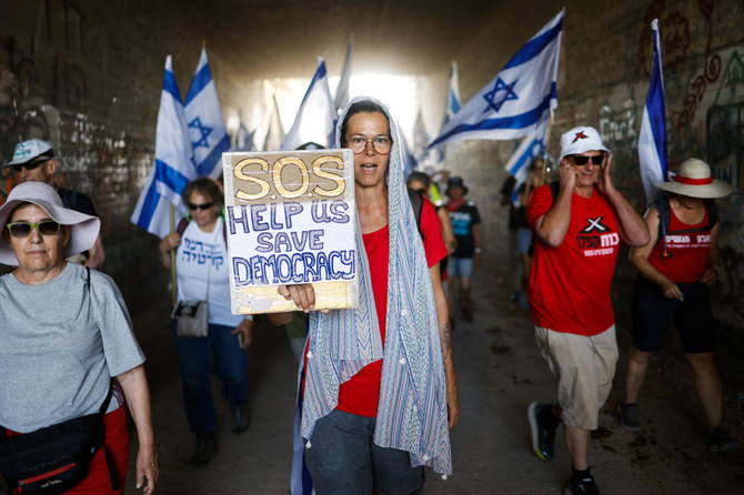 一日を通じてイスラエル人が70キロメートルの行進に加わり、数百人の抗議者が数千人に増加し、イスラエルの歴史上最も極右的な政権のひとつであるネタニヤフ政権に対するデモを展開した。（ロイター）