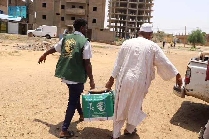 スーダンのカッサラー州で食料を詰めた小包を配布するKSrelief。（SPA）