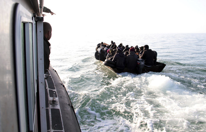 2023年4月18日、チュニジアのスファックス沿岸近くにて、イタリアへの渡航を試みている際に、チュニジア国家海上警備隊によって海上で制止される主にサブサハラアフリカの移民たち。（AP通信/資料写真）